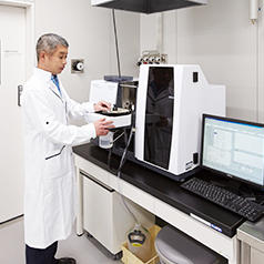 Atomic absorption spectrophotometer (AAS)