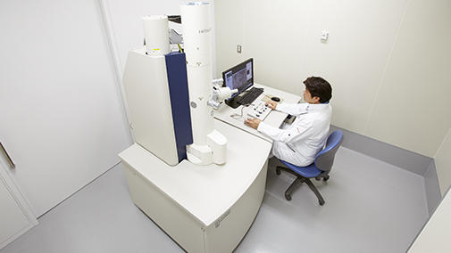 Transmission electron microscope